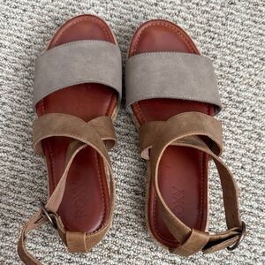 Roxy Women's Tan and Gray Sandals